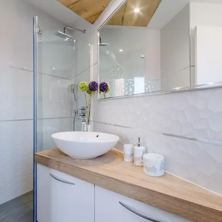 Stone Pearl Sutivan